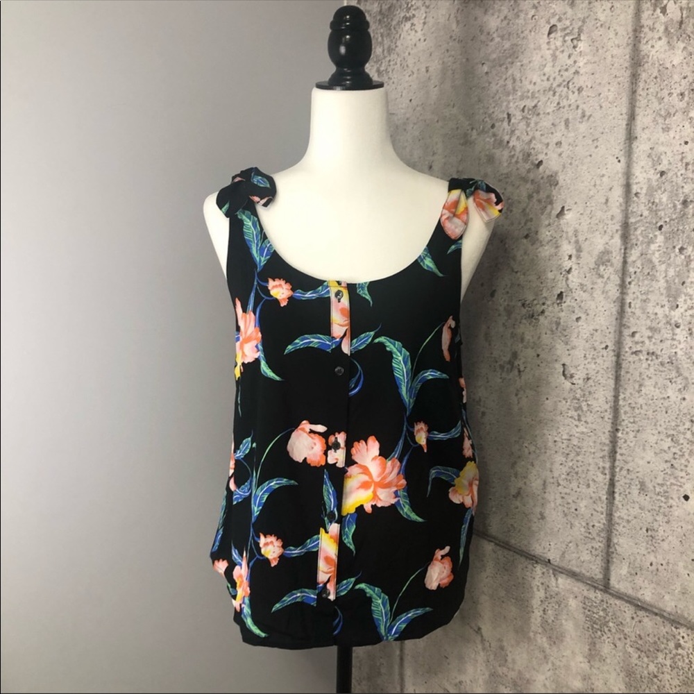 🆕 Levi’s Floral Sleeveless Button Down Viscose